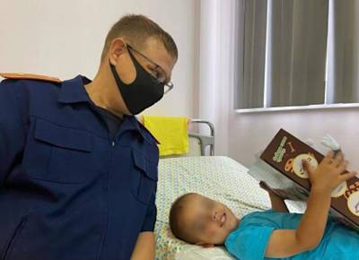 Следователи подарили подарки мальчику, которого отец выбросил с балкона - tvc.ru