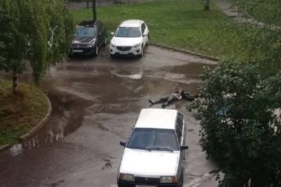 В Твери подростки прилегли отдохнуть в лужу - tver.mk.ru - Тверь - район Пролетарский, Тверь