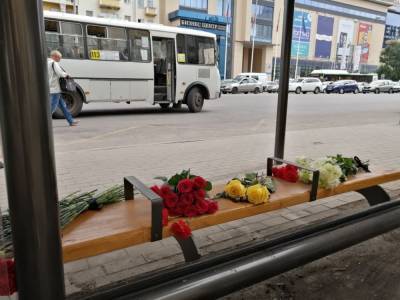 Александр Гусев - Воронежцы несут цветы к месту взрыва автобуса - interfax-russia.ru - Воронеж