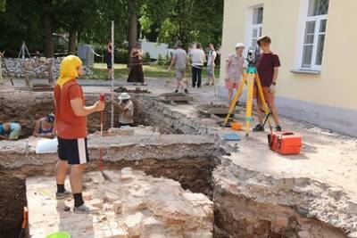 В Великом Новгороде нашли средневековый подвал с монетами и перстнем со львом - lenta.ru - Великий Новгород