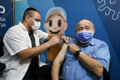Ницан Горовиц - Жители Израиля старше 50 лет получат третью дозу вакцины от COVID-19 - lenta.ru - Израиль