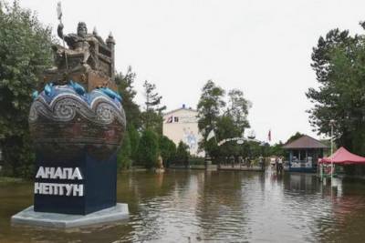 На российском юге вновь бушует непогода: в Сочи закрыли пляжи, Анапу и Керчь за ночь затопило - versia.ru - Анапа - Сочи - Керчь