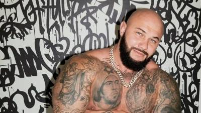 Джиган примерил на себя образ владыки морского: «Повелитель петушар!» - 5-tv.ru - Греция