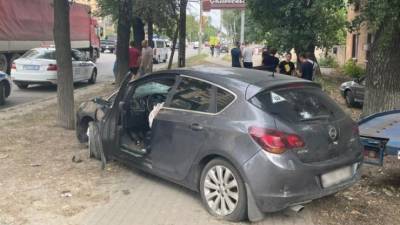 Иномарка в Воронеже протаранила толпу людей на тротуаре - 5-tv.ru - Воронеж - Воронежская обл.