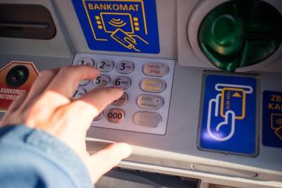 Белгородец остановил пенсионерку от перевода мошенникам 170 тысяч рублей - mk.ru