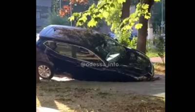 Хотел заехать во двор: внедорожник "нырнул" в тротуар в Одессе, кадры - politeka.net - Украина - Одесса