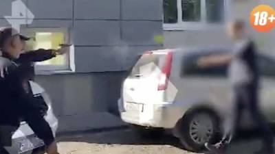 Появилось видео задержания напавшего на полицейских в Уфе мужчины - iz.ru - Израиль - Уфа