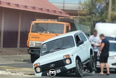 В Пензе еще одна машина оказалась в плену у ямы - mk.ru - Пенза