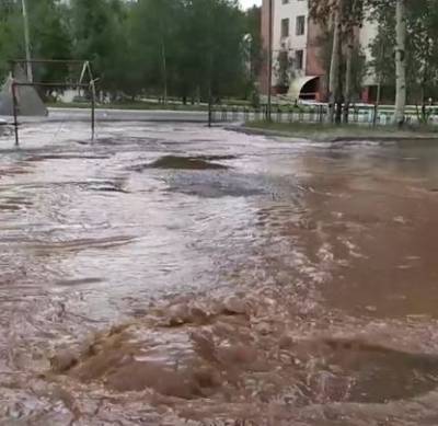 Центр Ноябрьска затопило из-за аварии на сетях компании Боброва и Бикова - znak.com - Ноябрьск