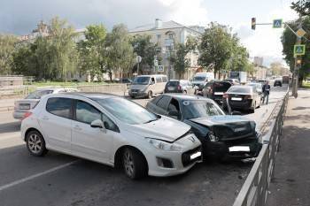 Вологда встала в эпичную пробку у Драмтеатра из-за ДТП с четырьмя автомобилями - vologda-poisk.ru - Вологда