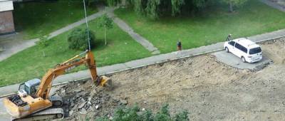 В Луцке коммунальщики сняли асфальт вокруг припаркованного авто, оставив островок. Фото - w-n.com.ua - Луцк