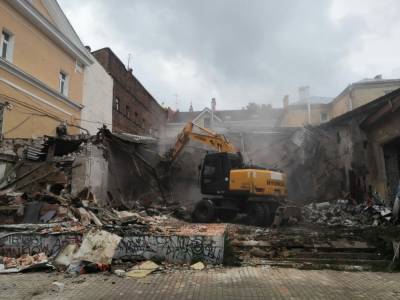 Аварийное здание бывшего кафе начали сносить на Рождественской - vgoroden.ru - Нижегородская обл.
