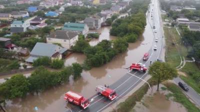 Большая вода пришла в Анапу: разрушена дамба, машины сносит мощными потоками - 5-tv.ru - Россия - Анапа