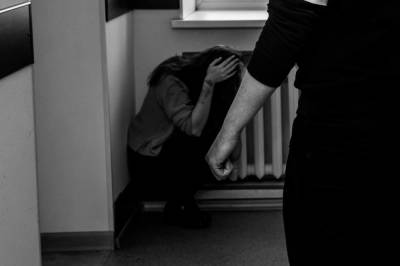 Мужчина жестоко избил девушку в подъезде томской многоэтажки - news.vse42.ru - Томск