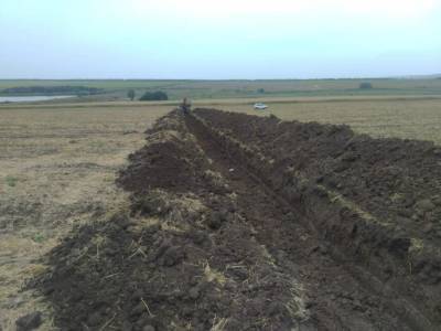 Трое жителей Луганщины раскопали среди поля и пытались украсть подземный трубопровод оросительной системы - vchaspik.ua - Украина