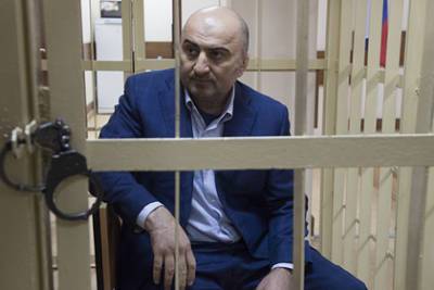 Осужденному за покупку места главы МВД Дагестана офицеру смягчили срок - lenta.ru - Москва - Россия - респ. Дагестан