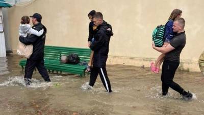 Более 900 детей эвакуировали из лагерей на Кубани из-за подтоплений - 5-tv.ru - Россия - Анапа - Краснодарский край