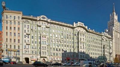 Памятник архитектуры загорелся в центре Москвы, пожарные искали очаг несколько часов - 5-tv.ru - Москва