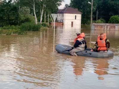 Из затопленных детских лагерей на Кубани на руках вынесли детей (фото, видео) - rosbalt.ru - Россия - Анапа - Краснодарский край - Кубань - Новороссийск - Керчь