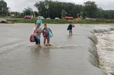 Дорогу к аэропорту Анапы размыло мощными ливнями. Люди не могут до него добраться - znak.com - Анапа - Краснодарский край