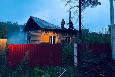 Случайный звонок позволил спасти из горящего дома двух потерявших сознание томичей - tomsk.mk.ru