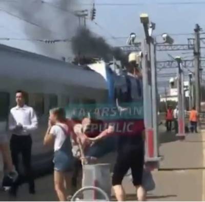 В России прямо на вокзале загорелся электровоз с пассажирским поездом - lenta.ua - Россия - Украина - Санкт-Петербург - Воронеж - респ. Татарстан - Казань
