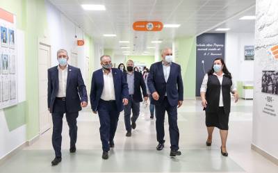 Сергей Цивилев - В Кузбассе губернатор посетил новую школу за 842 млн рублей, в тот же день здание затопило - znak.com - Кемеровская обл.