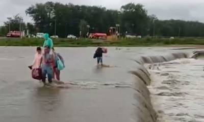 Вброд до самолета, эвакуация детей, затопленные отели: на Кубань опять пришел циклон - bloknot.ru - Анапа - Краснодарский край