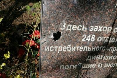 В Выборге неизвестные расстреляли братские могилы солдат и растоптали крест - mk.ru - Ленинградская обл.
