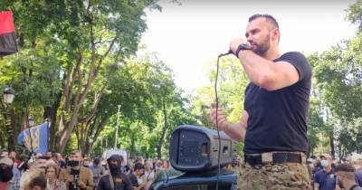 Владимир Зеленский - Представители Нацкорпуса зажгли файеры возле "дома Зеленского" (ВИДЕО) - dsnews.ua - Украина - Крым