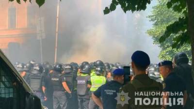 Полиция сообщила о нескольких пострадавших в ходе столкновений на Банковой - hubs.ua - Украина - Киев