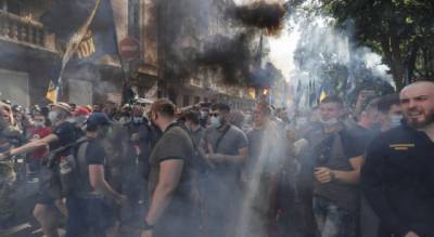 В Киеве произошли массовые столкновения с полицией перед Офисом президента, есть раненые - enovosty.com - Украина - Киев