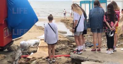 Ходят босиком или в сапогах: Лайф публикует видео последствий подтоплений в Анапе - reendex.ru - Анапа