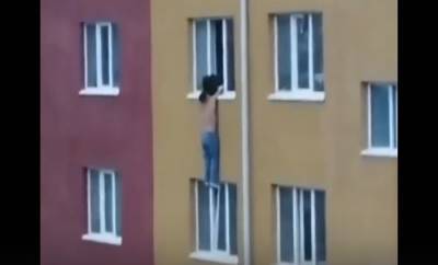 Чудесное спасение мужчины, выпавшего из окна во время семейной ссоры, попало на видео - bloknot.ru - респ. Алтай - Горно-Алтайск