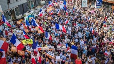 Наталья Иванова - Во Франции - Тысячи человек вышли на митинги против COVID-паспортов во Франции - 5-tv.ru - Франция - Париж