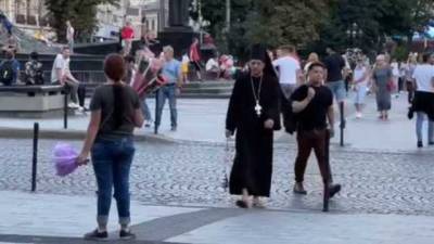 Иисус Христос - "Стой, с*ка": пранкер во Львове оделся священником и с матом гонялся за прохожим - novostiua.news - Украина - Львов