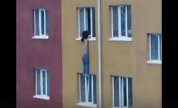 Просто такая сильная любовь: женщина смогла удержать выпавшего из окна высотки мужчину - vologda-poisk.ru - Горно-Алтайск