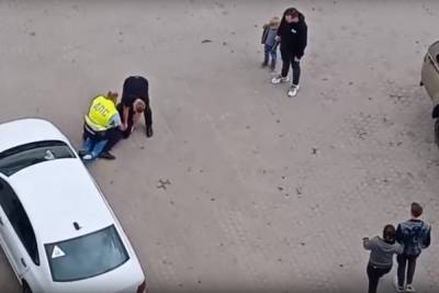 В Петербурге прохожий помог инспектору ДПС задержать агрессивного нарушителя на парковке - spb.mk.ru - Санкт-Петербург