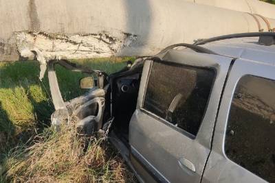 Александр Иванов - В Ефремовском районе Lada въехала в теплотрассу: прицеп разбился о столб - tula.mk.ru - Тула