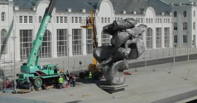 Урс Фишер - В Москве установили скульптуру в виде огромного кома глины - moslenta.ru - Москва - Швейцария - с. Видео