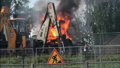 На Маршала Блюхера девять пожарных тушили вспыхнувший трактор - abnews.ru - Санкт-Петербург