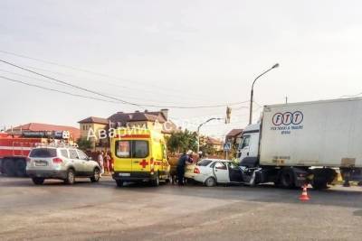 В Астрахани произошла авария с участием фуры и легкового автомобиля - ast.mk.ru - Астрахань