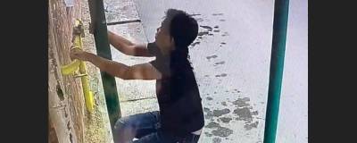 В Новосибирске с водосточной трубы сорвался парень - runews24.ru - Новосибирск