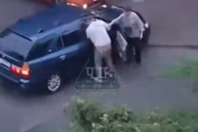Под Красноярском мужчина избил водителя и помочился на его машину - kras.mk.ru - Красноярский край - Красноярск - Железногорск