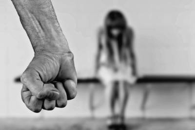 В Самаре компания подростков похитила официантку и надругалась над ней в лесу - mk.ru - Самара
