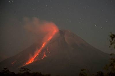 В Индонезии началось извержение вулкана, деревни покрываются пеплом - enovosty.com - Индонезия