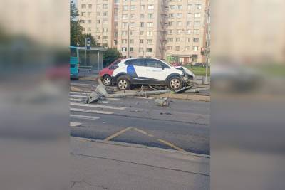 Каршеринг на Партизана Германа уронил светофор и дорожные знаки - spb.mk.ru - Ленинградская обл. - Санкт-Петербург