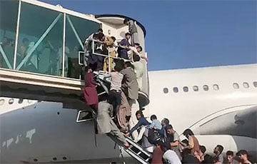 В аэропорту Кабула люди отчаянно штурмуют самолеты - charter97.org - Белоруссия - Афганистан - Кабул - Kabul