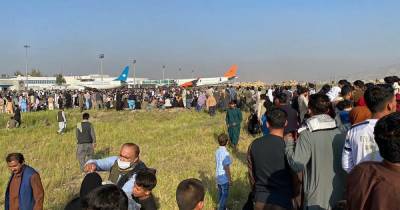Смертельная давка в аэропорту Кабула: американские военные применили оружие (ВИДЕО) - dsnews.ua - Украина - Франция - Афганистан - Брюссель - Кабул - Kabul - Талибан