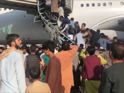"Ситуация превратилась в хаос". В аэропорту Кабула отменили коммерческие рейсы, у взлетной полосы – толпы желающих улететь. Видео - gordonua.com - Украина - Афганистан - Кабул - Kabul
